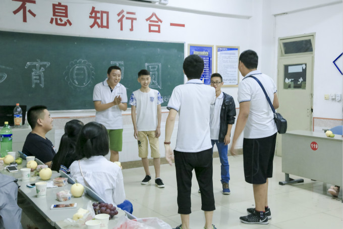 中秋節(jié)到了,各班級(jí)舉辦茶話會(huì)歡度佳節(jié)