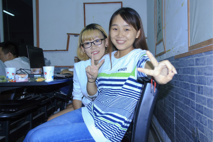 中秋節(jié)到了,各班級(jí)舉辦茶話會(huì)歡度佳節(jié)