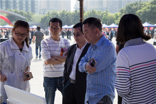 IT人才供需洽談會：100多家企業，“職”為新華