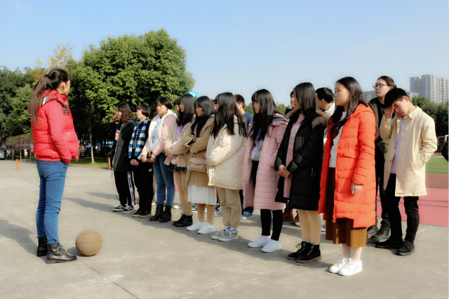 四川新華班主任特輯:新華人的一天——王倩老師