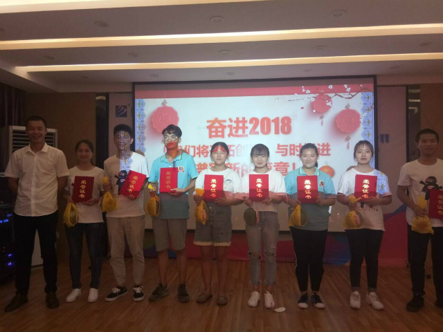 向陽而立 滿懷憧憬 執著前行