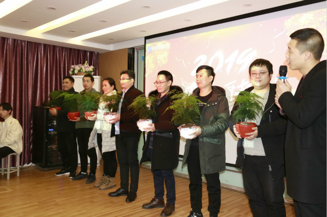 向陽而立 滿懷憧憬 執著前行