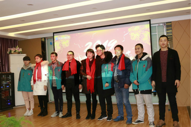 向陽而立 滿懷憧憬 執著前行
