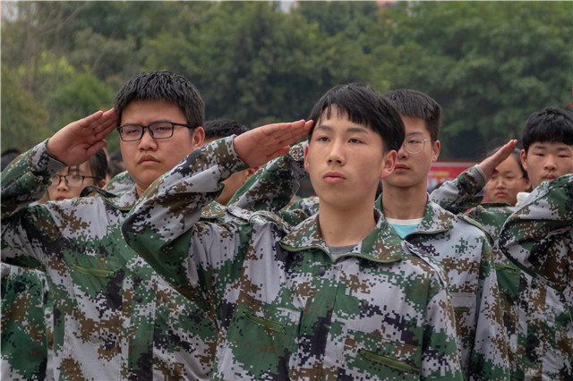 赴一場青春與迷彩的美麗邂逅!四川新華軍訓匯演