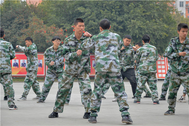 赴一場青春與迷彩的美麗邂逅!四川新華軍訓匯演