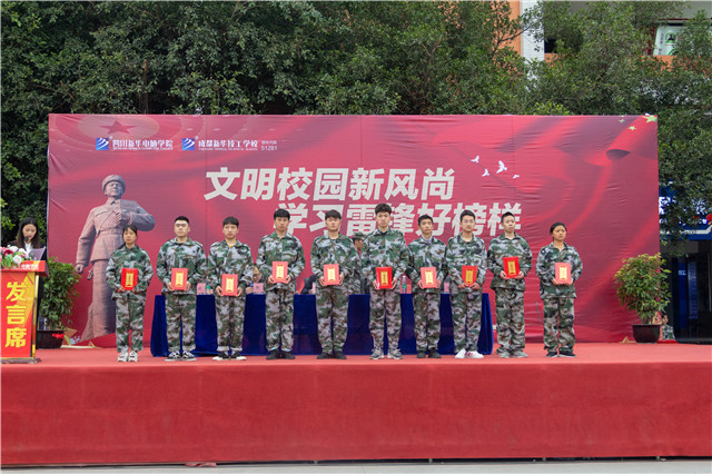 赴一場青春與迷彩的美麗邂逅!四川新華軍訓匯演