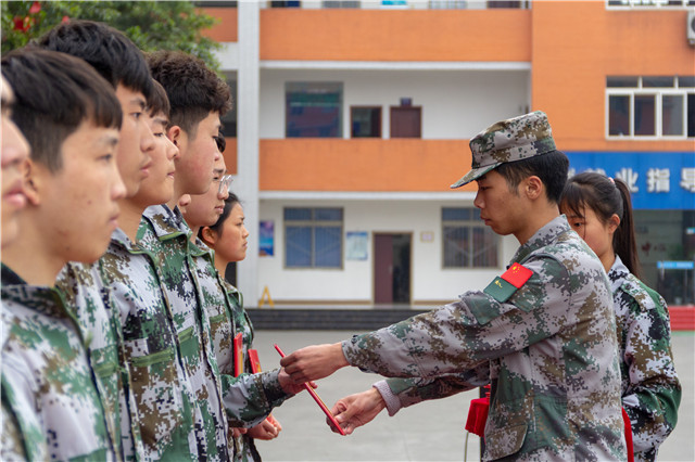 赴一場青春與迷彩的美麗邂逅!四川新華軍訓匯演
