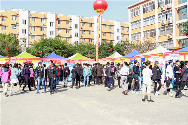 直擊雙選會現場:新華學子厚積薄發,滿意就業