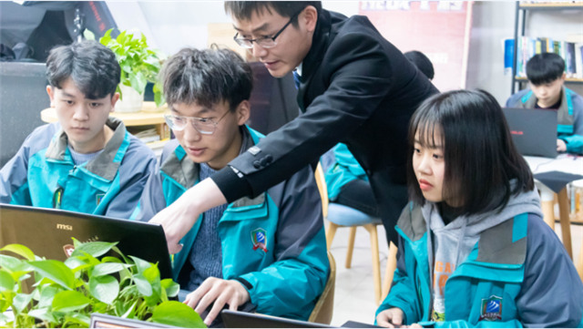 【媒體關注】新華學子帶薪實訓，邊拿薪水邊學習