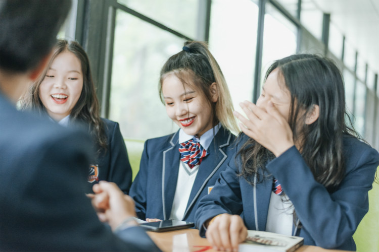 來新華學好互聯(lián)網(wǎng)技術(shù),才能登的更高,走的更遠