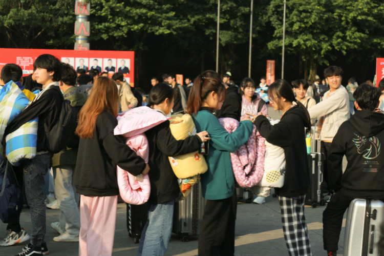 新華定向班學生赴京東實習:實地體驗電商魅力