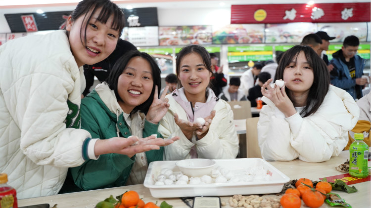 師生鬧元宵，四川新華陪你一起過大年！