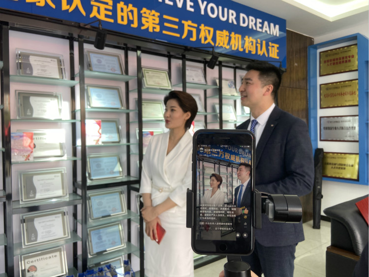 四川新華電腦學院雙選會現場,人才爭奪戰正式打響!