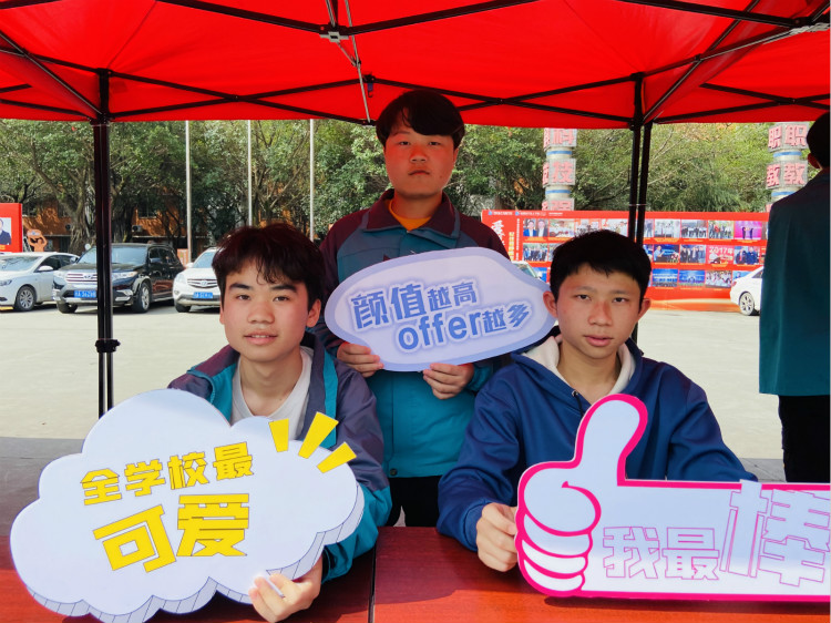 四川新華電腦學院雙選會現場,人才爭奪戰正式打響!
