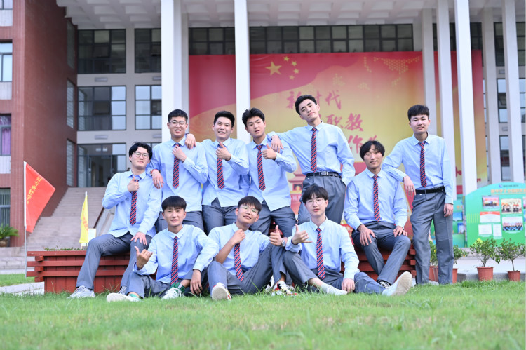 為什么總勸你來校實地考察?好學校不怕比較!