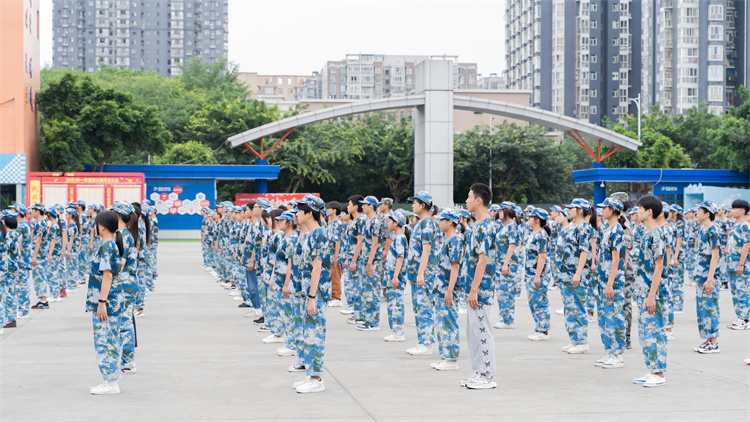 迷彩青春，軍訓蛻變—四川新華素質拓展訓練匯演
