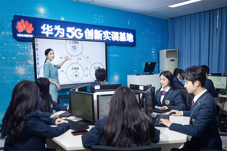 為什么總勸你來校實地考察?好學校不怕比較!