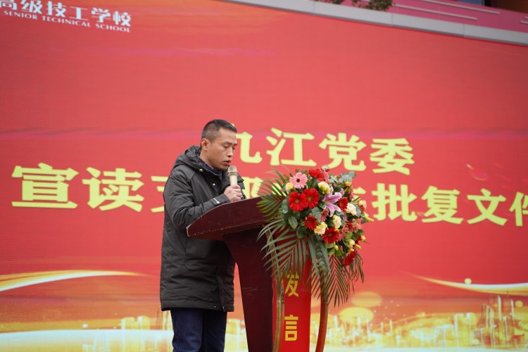 青春心向黨!與新華新生團員一起見證這場授牌、揭牌儀式
