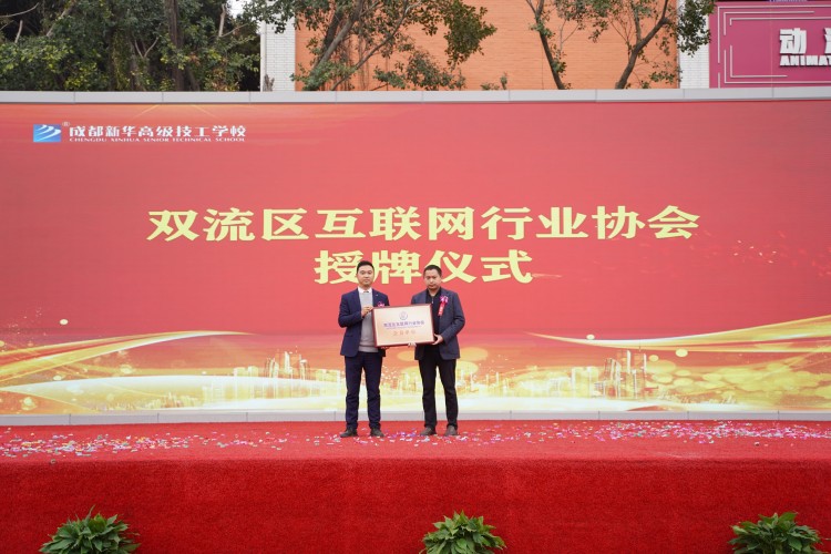 青春心向黨!與新華新生團員一起見證這場授牌、揭牌儀式