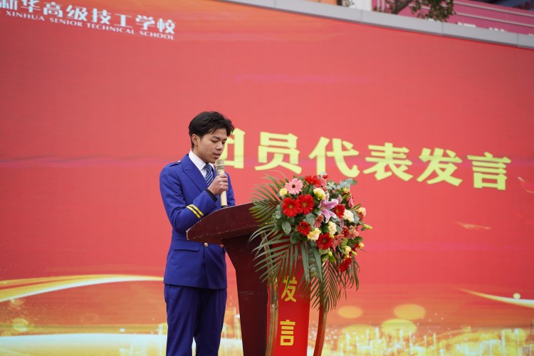 青春心向黨!與新華新生團員一起見證這場授牌、揭牌儀式
