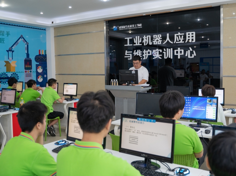 成都新華工業(yè)機器人暑期夏令營,開營！