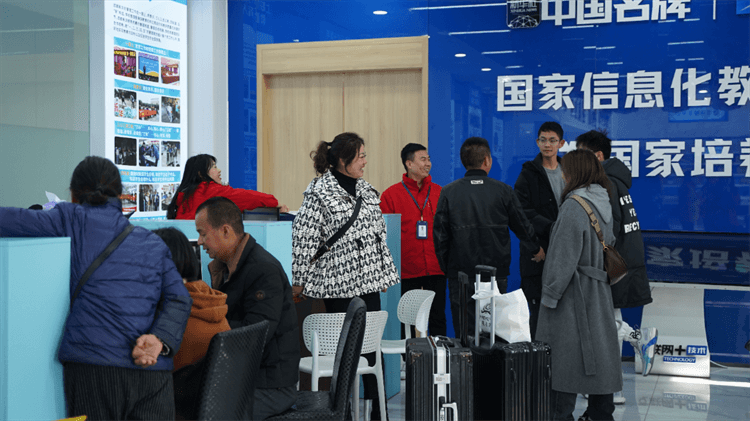 堅持熱愛，一往無前|來看她為什么選擇成都新華？