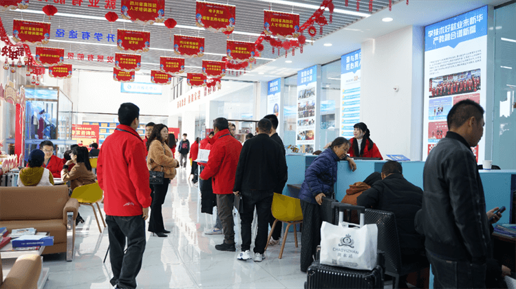 堅持熱愛，一往無前|來看她為什么選擇成都新華？
