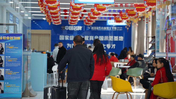 堅持熱愛，一往無前|來看她為什么選擇成都新華？