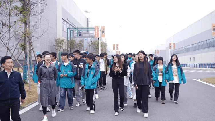 名企研學游—成都新華學子走進格力!