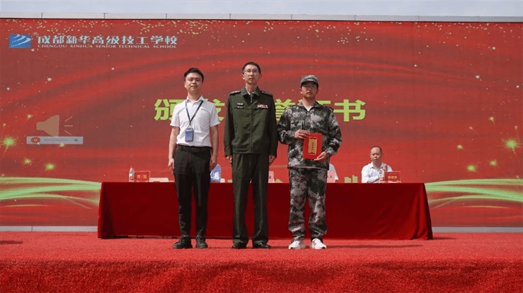 2024級春季新生軍事素質拓展訓練匯報表演