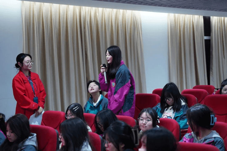 成都新華高級技工學校“垃圾分類”在行動