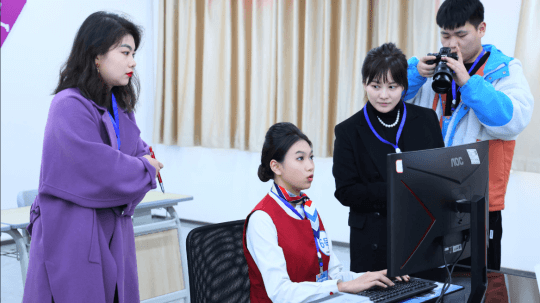 <b>感受成都新華校園里吹來的“風”</b>